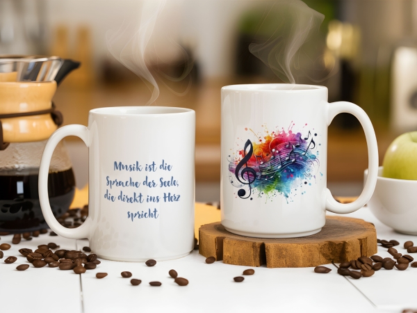 Weiße Keramik-Tasse mit buntem Musiknoten-Motiv auf einer Seite und dem Zitat „Musik ist die Sprache der Seele, die direkt ins Herz spricht“ auf der anderen Seite. Perfekt geeignet für Kaffee oder Tee und ein tolles Geschenk für Musikliebhaber.